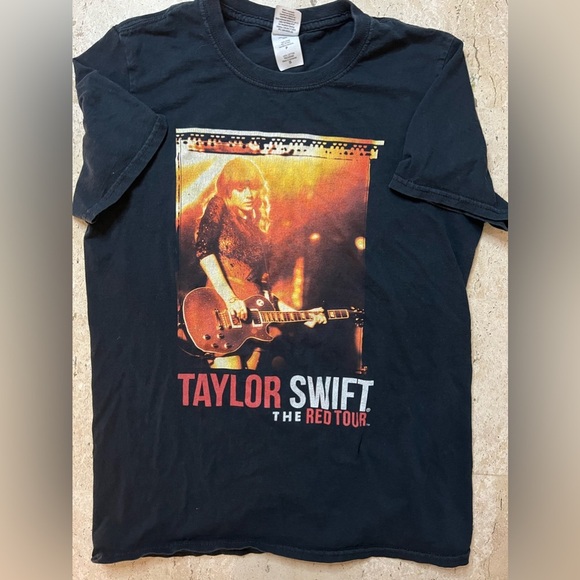 Gildan Tops - Taylor Swift’s 2013 The Red Tour Black T-Shirt Size Small